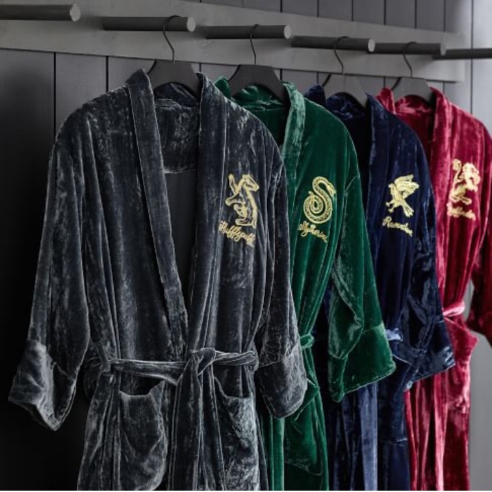 🏰Harry Potter🏰 x Pottery Barn HUFFLEPUFF Teen Velvet Robe - Picture 1 of 16